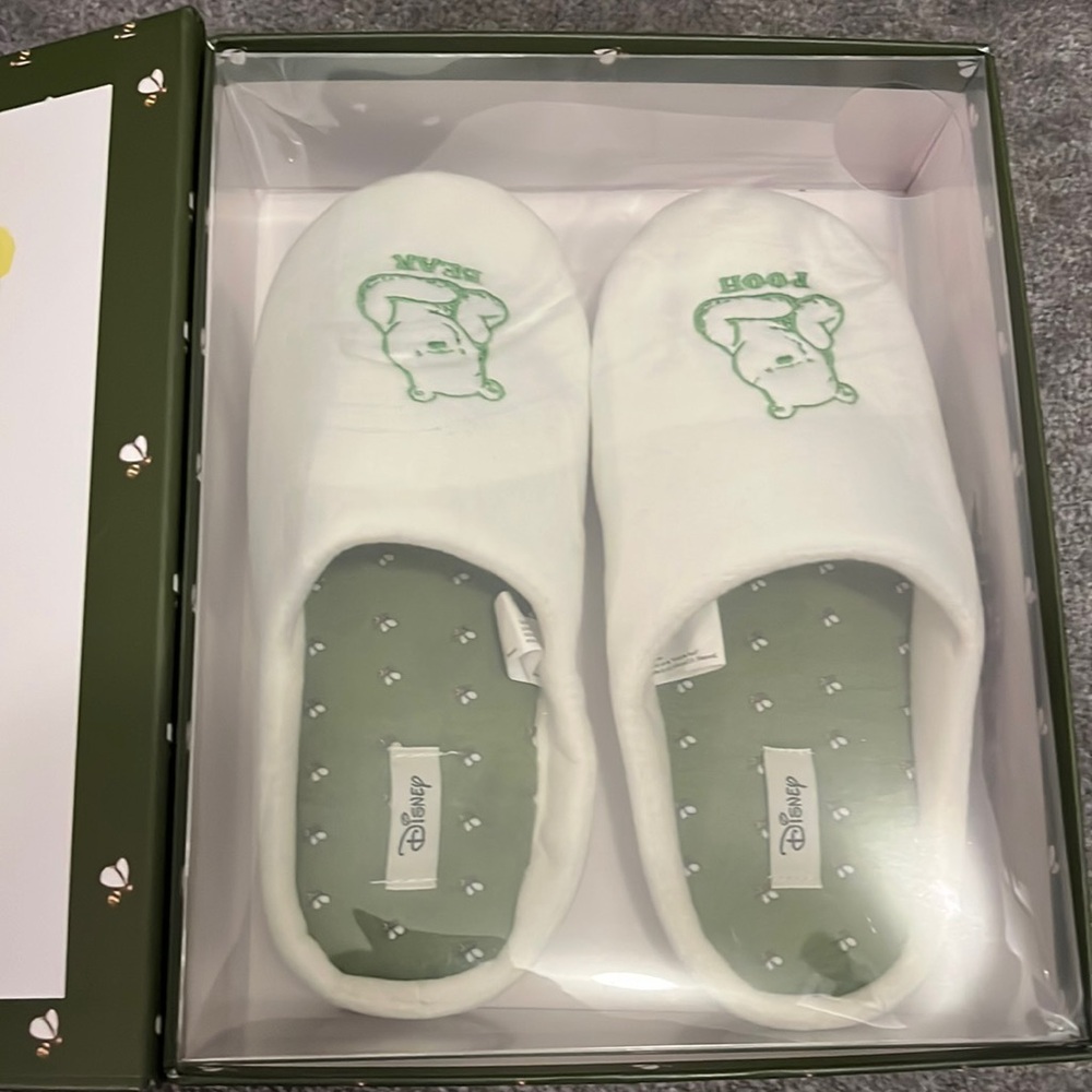 Disney Classic Winnie the Pooh Slippers NIB